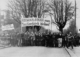 Demonstration mit Transparent: ‚HEIDENREICH&HARBEK muss Maschinenfabrik bleiben!