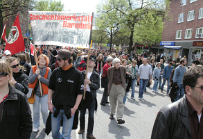 Demonstration mit Transparent der Geschichtswerkstatt Barmbek auf belebter Straße