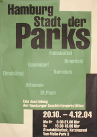 Plakat zur Ausstellung ‚Hamburg – Stadt der Parks‘ mit Bezirksnamen in Grün