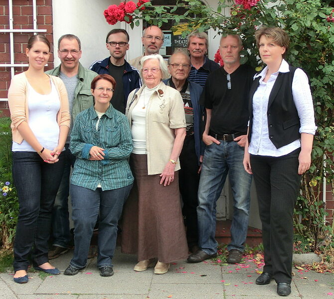 Gruppenfoto von zehn Personen vor dem Eingang der Geschichtswerkstatt.