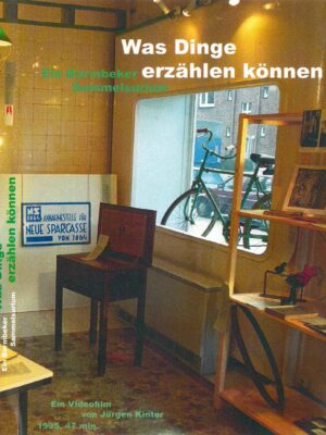 Was Dinge erzählen können: Blick in Schaufenster-Ausstellung mit alten Alltagsgegenständen.