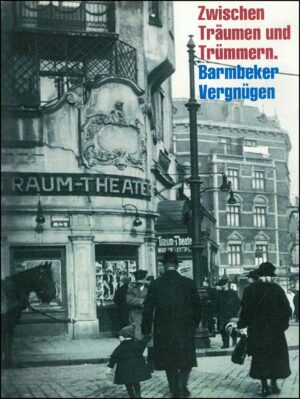 Zwischen Träumen und Trümmern: Historisches Kinofoto mit Passanten vorm Raum-Theater.