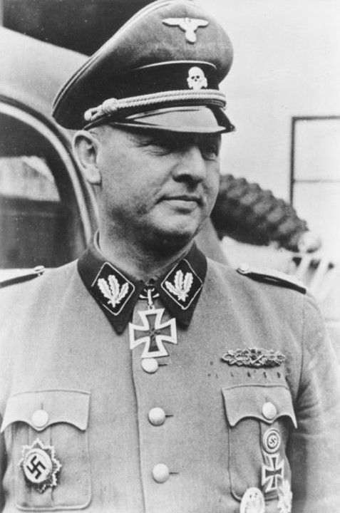 SS-Offizier in Uniform mit Abzeichen und Eisernem Kreuz, Schwarzweißaufnahme